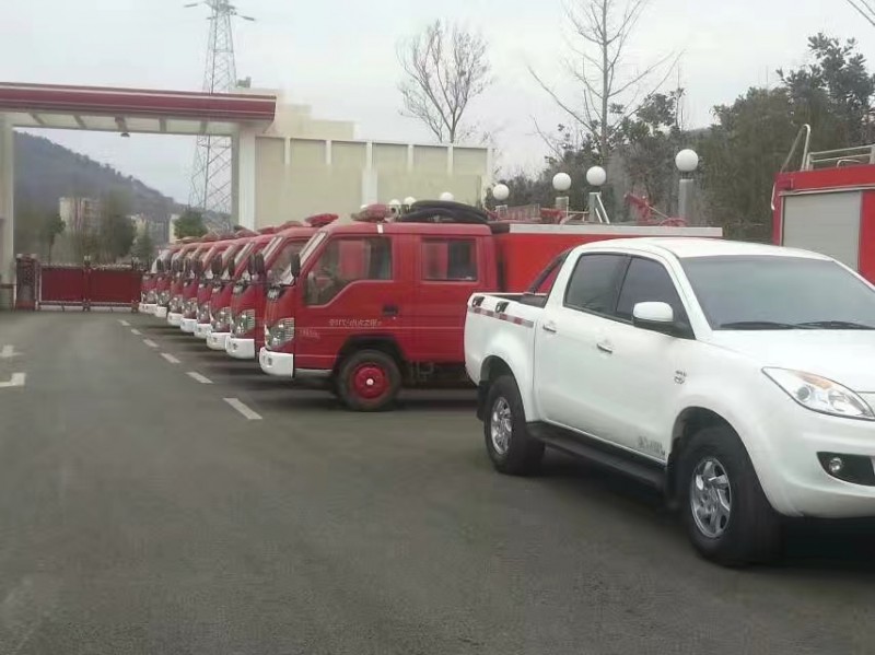 我公司給云南昭通鄉(xiāng)鎮(zhèn)消防隊(duì)維修翻新消防車(chē)輛。