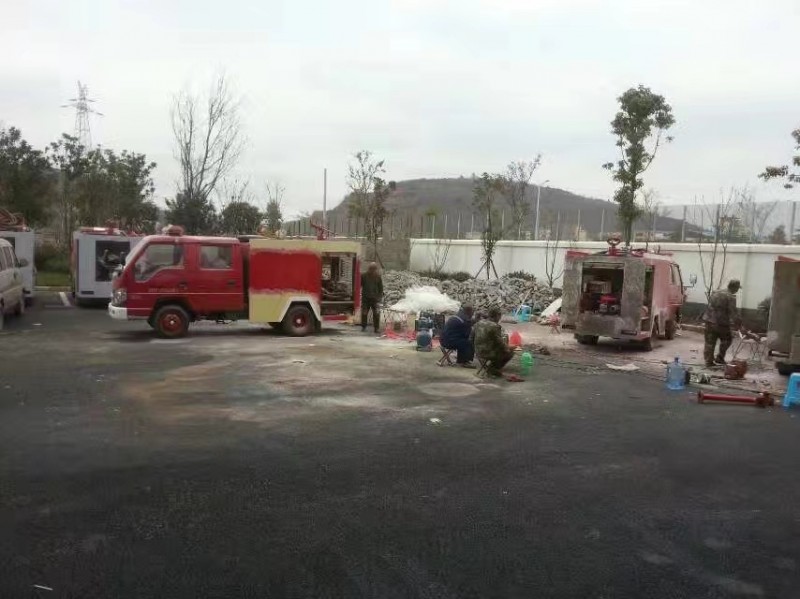 我公司給云南昭通鄉(xiāng)鎮(zhèn)消防隊(duì)維修翻新消防車(chē)輛。。